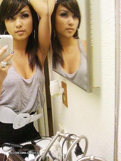 15P Gallery of a sexy Asian girlfriend posing for the cam
