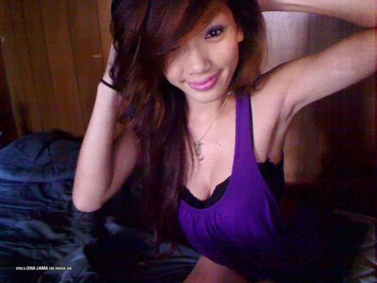 10P Pictures of a sexy Asian babe posing with her BFF
