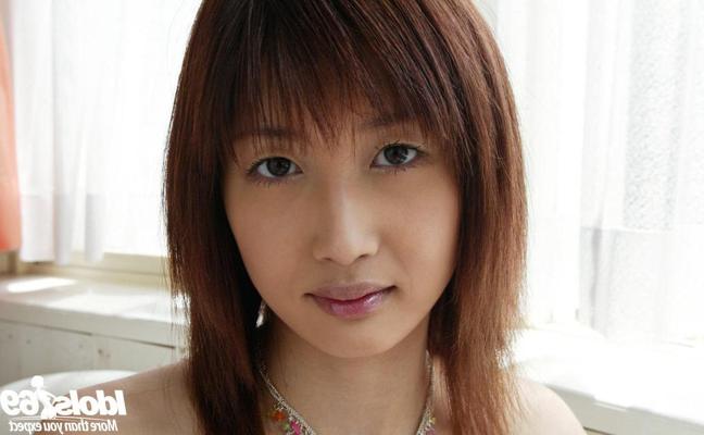16P Japanese babe shows tits