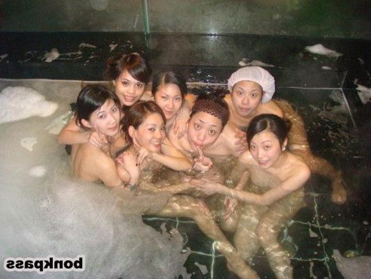 11P Beaucoup de copines chinoises dans les bains publics