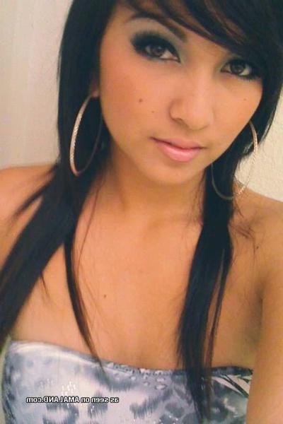 15P Photos of a hot Asian babe having fun