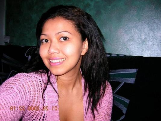 16P Une asiatique sexy et chaude fait une superbe pipe dans sa chambre