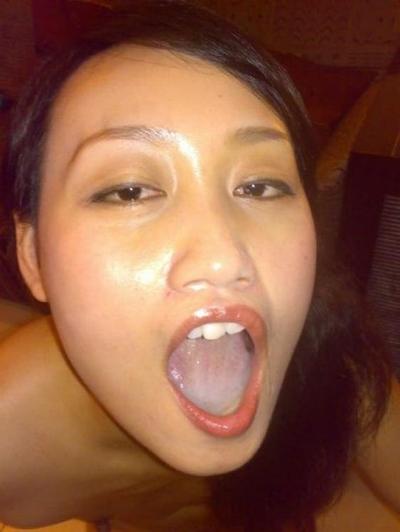 16P Sexy and hot Asian babe gives great blowjob in her bedroom