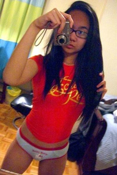 16P Selfpics impertinentes e quentes tiradas por uma garota asiática amadora