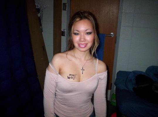 16P Selfpics coquines et chaudes prises par une nana asiatique amateur