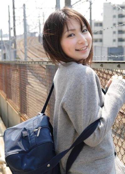 15P Kleine japanische Teenie-Freundinnen posieren für die Kamera