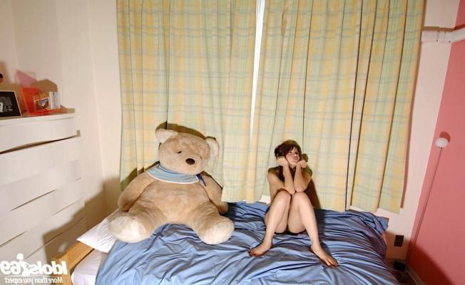 15P 小柄なアジア人がパンティーを落としてテディベアと遊ぶ