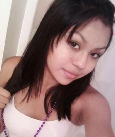 16P Une étudiante asiatique se met nue dans un canapé et montre des seins compressibles.