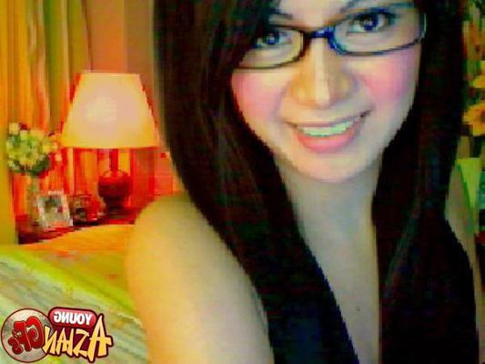15P Asian girlfriends posing for cell phone pics