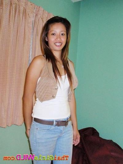 12P Hot Thai Girlfriends Flashing And Sucking Boyfriends Cock