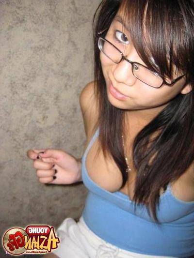 15P Азиатские юные подруги позируют для фотографий
