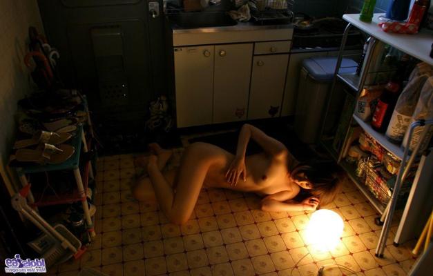 16P Naughty Asian tramp is naked on the kitchen floor hot treat!
