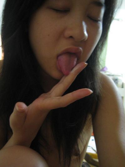 15P Linda novia adolescente asiática toma una foto casera mientras juega con su coño
