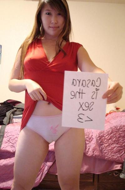 16P Sexy and hot Asian babe gives great blowjob in her bedroom