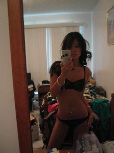 16P A collection of Asian mirror girl pics