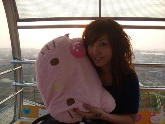 16P Ado innocente se déshabillant sur une grande roue Hello Kitty