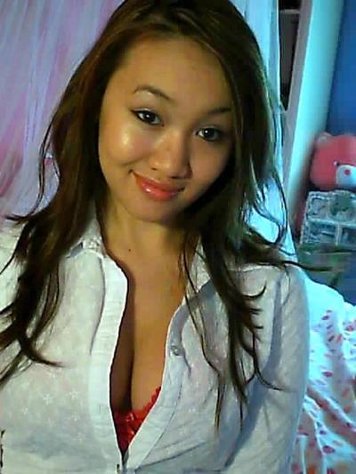 18P A really sexy and curvy Asian hottie with nice tits bares them for the camera