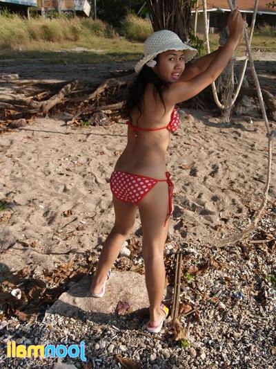 16P Thai girl in bikini outdoors