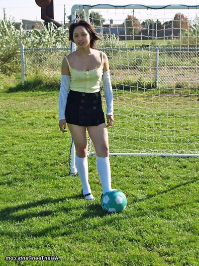 16P Ado asiatique jouant au football