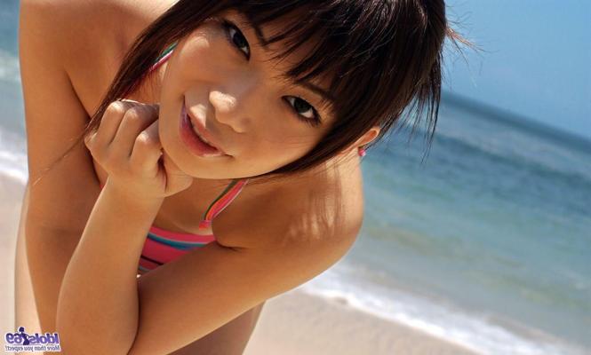 15P Busty Japanese girl getting naked and flashing out in the garden