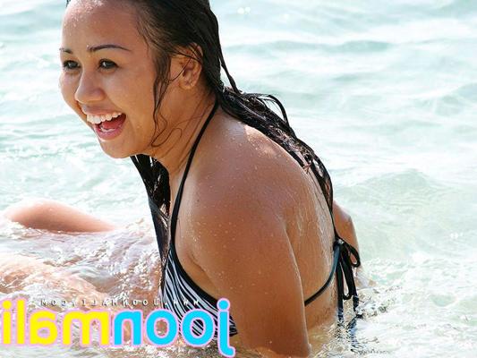 15P leckerer thailändischer Teenager Joon Mali am Strand, der nass wird