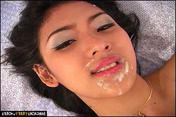 15P Asiatische Nutte lutscht und fickt einen riesigen weißen Schwanz