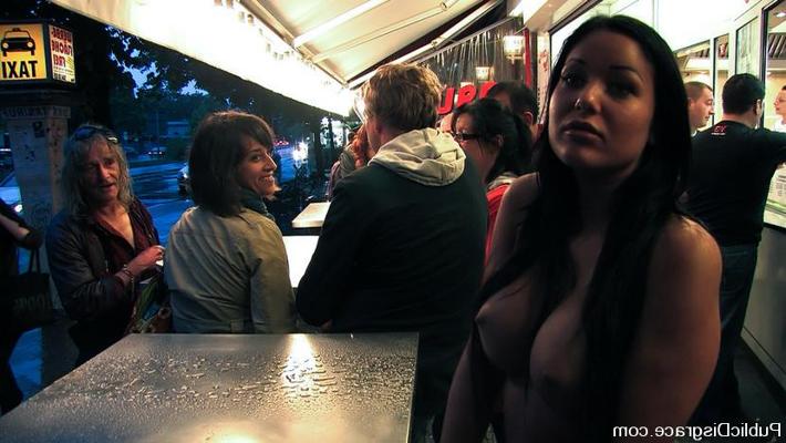 15P Une brune aux gros seins se fait ligoter et baiser dans les rues d'Europe !