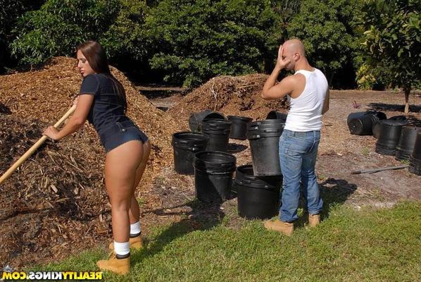 20P Lexxy was showing us her garden in an amazing outfit that showcased her fantasti
