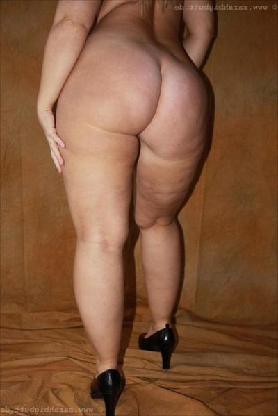 12P Mature babe shows fatty ass