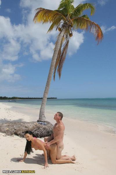 15P Regina Moon sucking and fucking hard on the beach