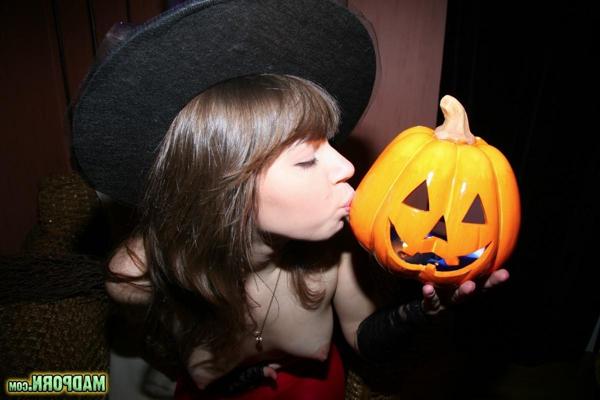 15P Girlfriends submitted their naked halloween pics