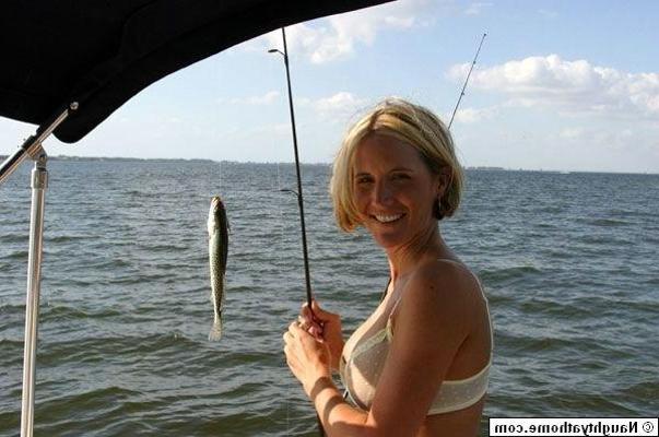 12P Sexy Housewife Gets Nude On Fishing Boat
