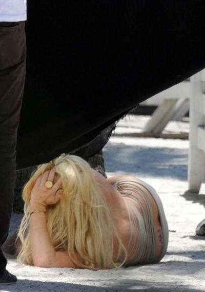16P Lindsay Lohan very sexy and hot boob slip and upskirt paparazzi photos
