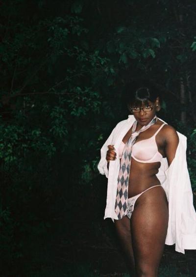 16P Short haired black chick posing and showing her ass