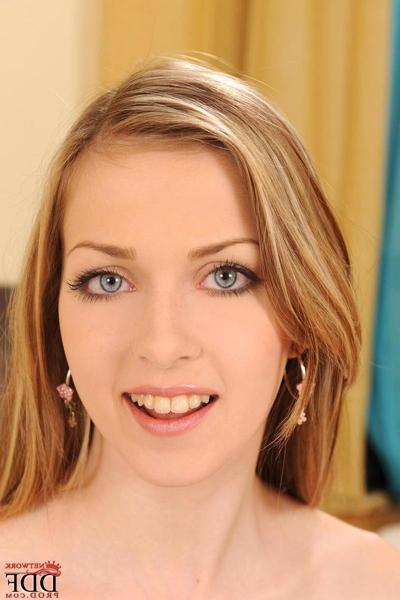 15P Hot babe with sexy pussy masturbating