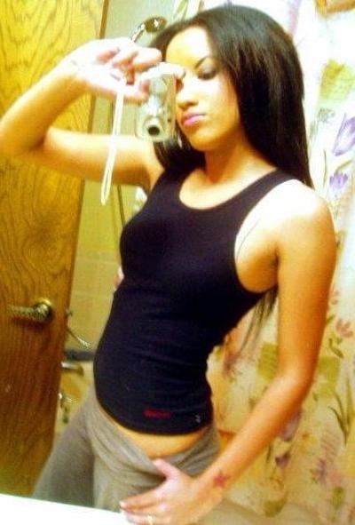 10P Bare titted girl takes her photo camera and shoots bobs