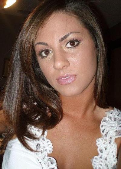 10P Amateur babe looks cool flashing treasures in home vid
