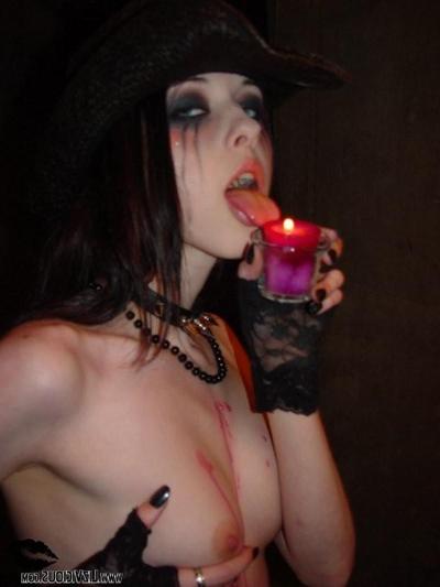 17P Liz Vicious joue avec de la cire de bougie