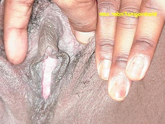 15P salope ébène peut lécher ses propres seins et a une belle chatte potelée