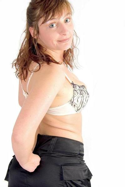 17P Femme au foyer désireuse pour la première fois en lingerie qui s'étale