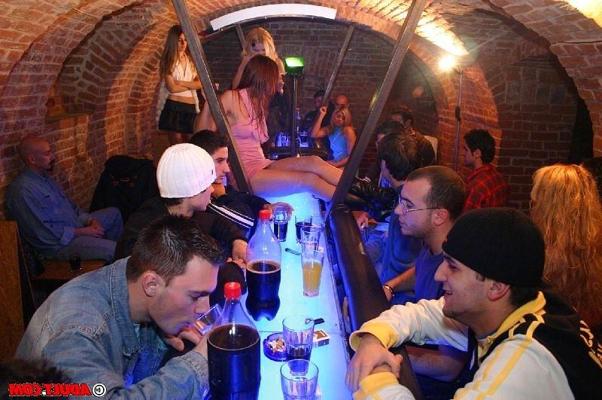 16P Les filles se saoulent trop dans un bar et deviennent bizarres