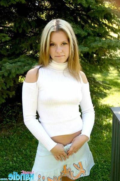 10P Sweet Teen Kandi At An Outdoor Picnik
