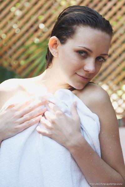 12P Chica desnuda súper caliente en un jacuzzi