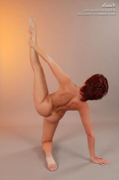 17P Naked gymnastics and stretching by this fit brunette