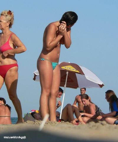 15P Candid shots of topless girlfriends at the beach