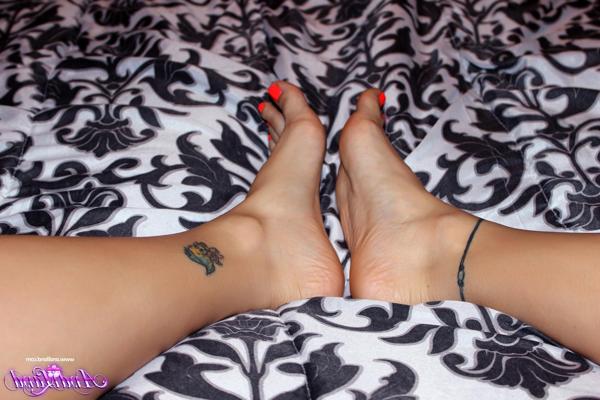 15P Nice feet girl