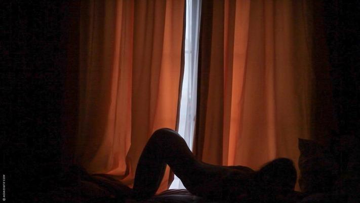 16P menina pequena abrindo as pernas em um quarto escuro