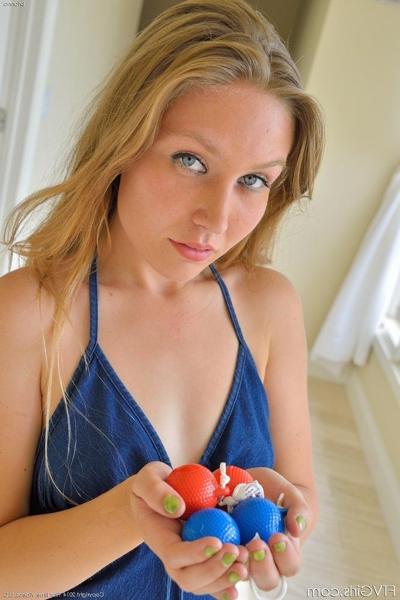 15P Brianna Colorful Pussy Insertions