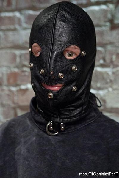 19P Rilynn Rae en bondage à la corde avec des jouets sexuels bdsm se fait baiser dans sa chatte.