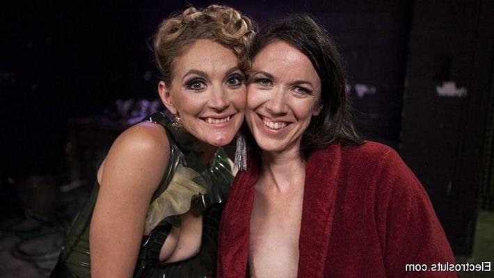 15P Mona Wales dominatrix lésbica em brinquedos elétricos de látex amarrada em corda subgirl rosa